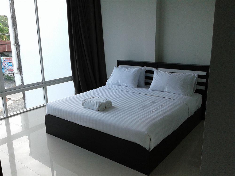 But Different Phuket Boutique Hotel Nai Harn Extérieur photo