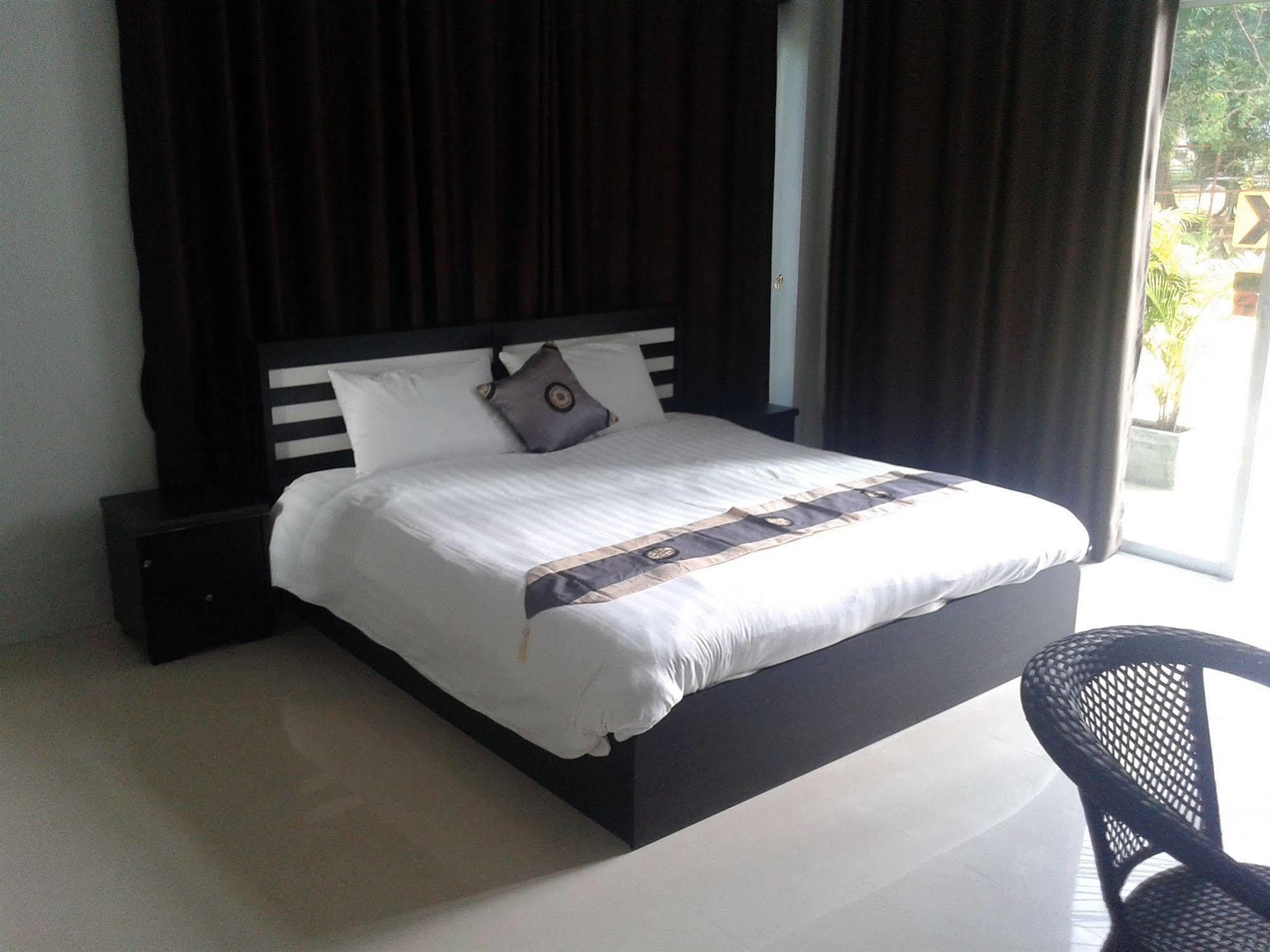 But Different Phuket Boutique Hotel Nai Harn Extérieur photo